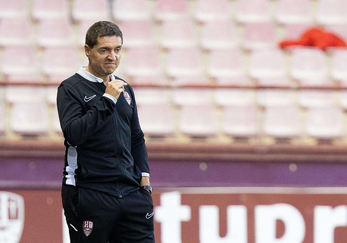 Unai Mendia observa una acción de la UDL en Las Gaunas.