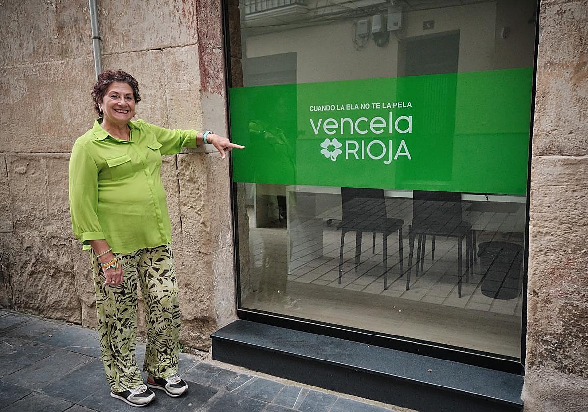 Paqui Terroba, presidenta de VencELA Rioja, con una blusa del color verde esperanza de la asociación, junto a la sede de la entidad