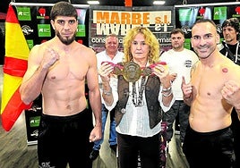 Gazi Khalidov (izquierda) y Fernando Heredia (derecha) posan con el cinturón del peso semipesado en juego esta noche.