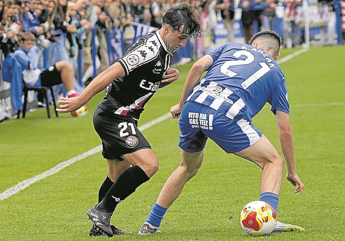 Pablo Aguinada se escapa de Arzak en el encuentro que la SDL ganó en Ibaia