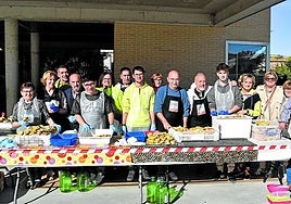 Los voluntarios de la 'pringada', directora y autoridades.