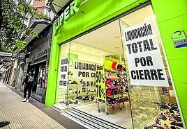 Tienda de Calzados Ebro en la calle Chile, que cerrará a final de mes.