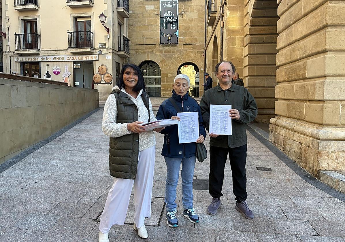 Vecinos de Haro registran en el Ayuntamiento 761 firmas contra la campaña del censo de ADN canino