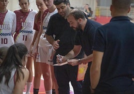 Dani Rubio da instrucciones a sus jugadoras.