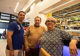 José Luis Blanco hijo, con su padre José Luis y con su madre, Josefa, en la barra de El Pilar.