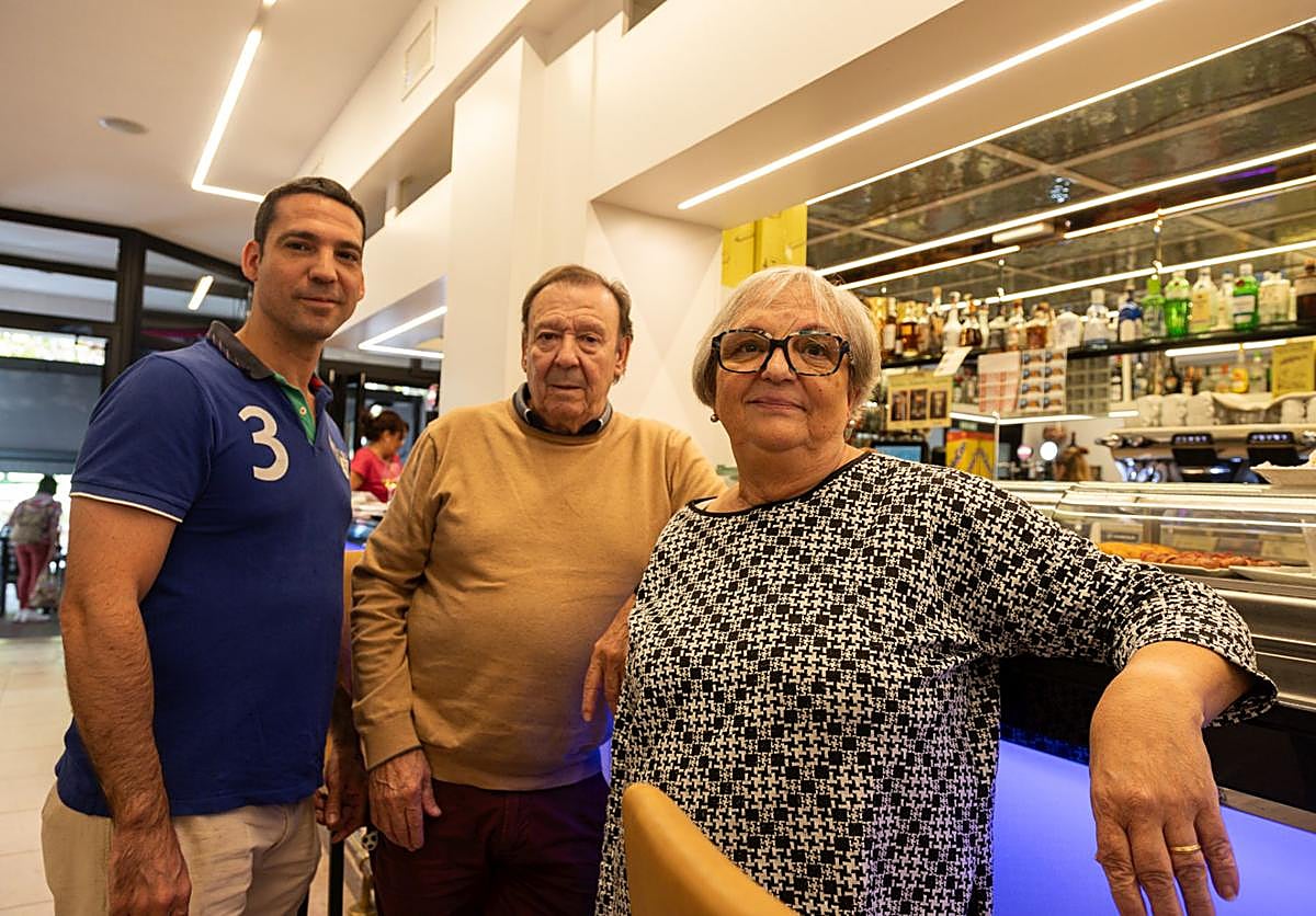 José Luis Blanco hijo, con su padre José Luis y con su madre, Josefa, en la barra de El Pilar.