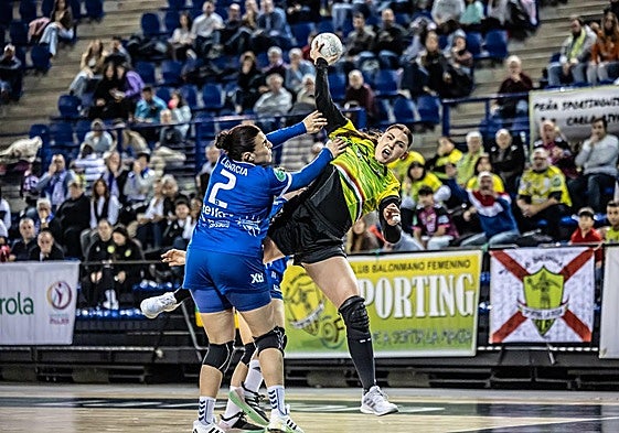 Mina Novovic lanza sobre la defensora Lucía García en el encuentro ante el Elda el año pasado.