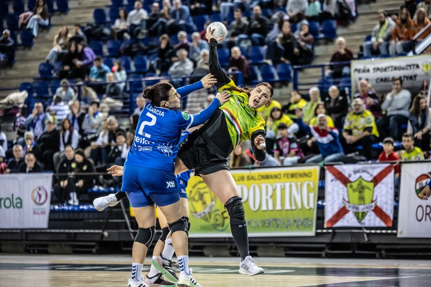 Mina Novovic lanza sobre la defensora Lucía García en el encuentro ante el Elda el año pasado.