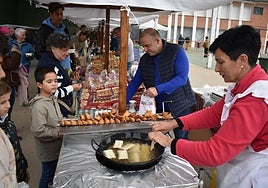 Elaboración de fardelejos de Quel en el mercado de la feria.