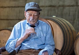 Ricardo Fernández cata uno de los vinos de Abeica.