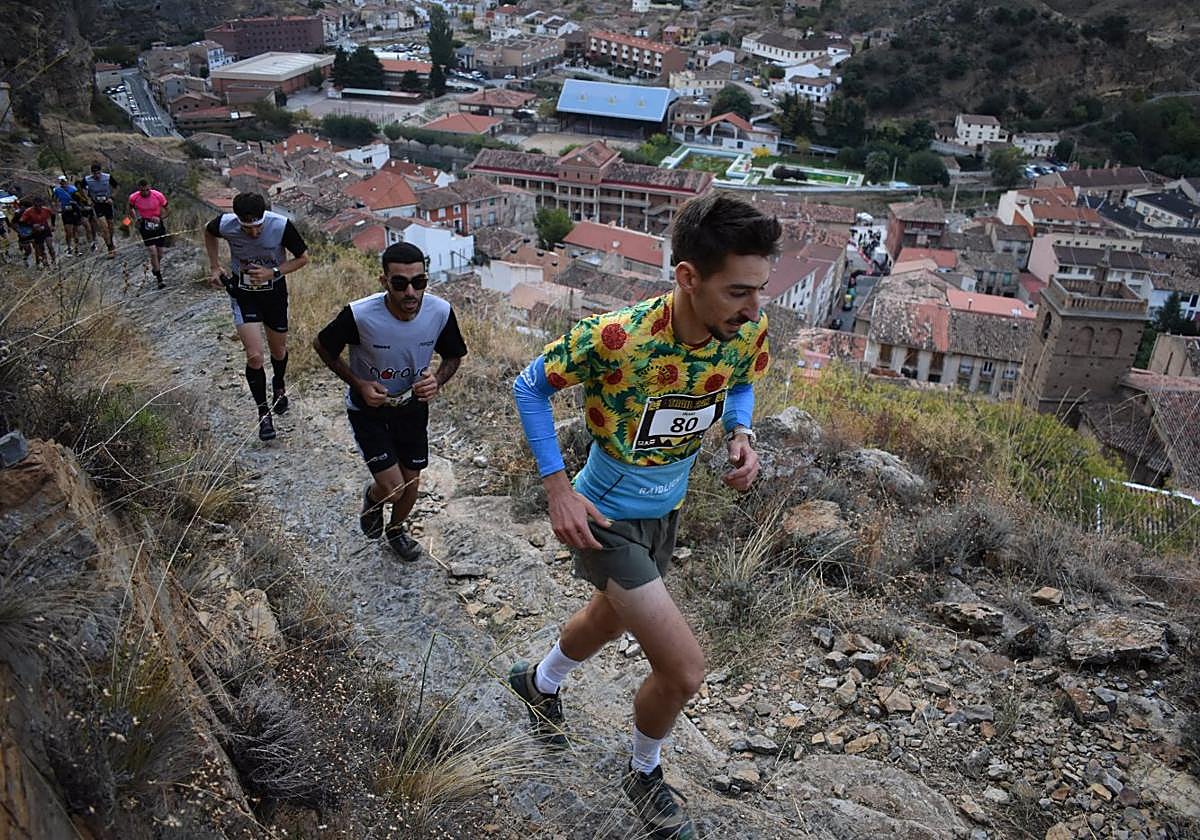 Subiendo por la montaña, con Cervera abajo al fondo.