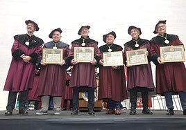 Pedro Crespo, gran maestre, con los cofrades de mérito Juan Pedro Martínez, Luis de la Fuente, Ricardo Vila, Chema Purón y José Luis Lapuente.