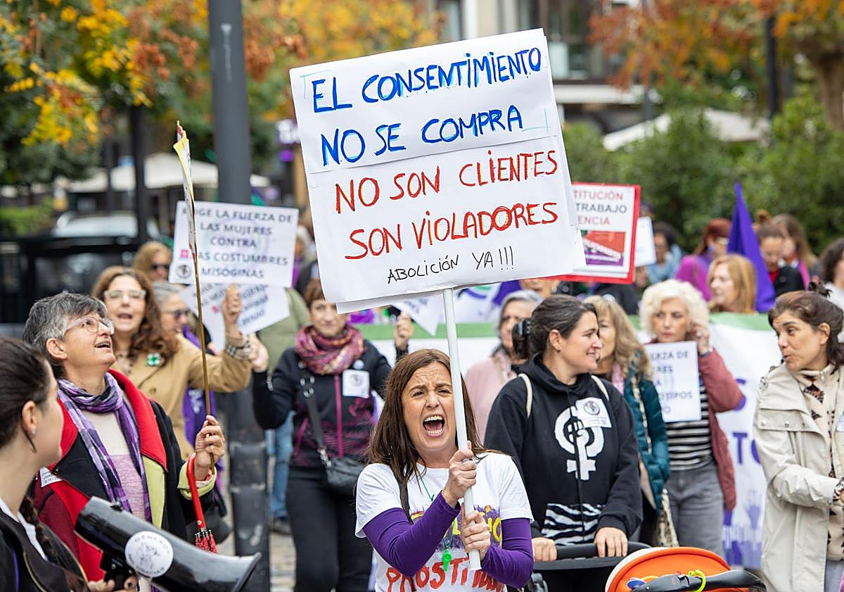 Imagen principal - La plataforma estatal &#039;La fuerza de las mujeres&#039; se manifiesta en Logroño contra la violencia institucional