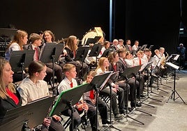 Actuación de la Escuela Municipal de Música y Artes Escénicas Maestro Arroyo en el teatro Ideal.