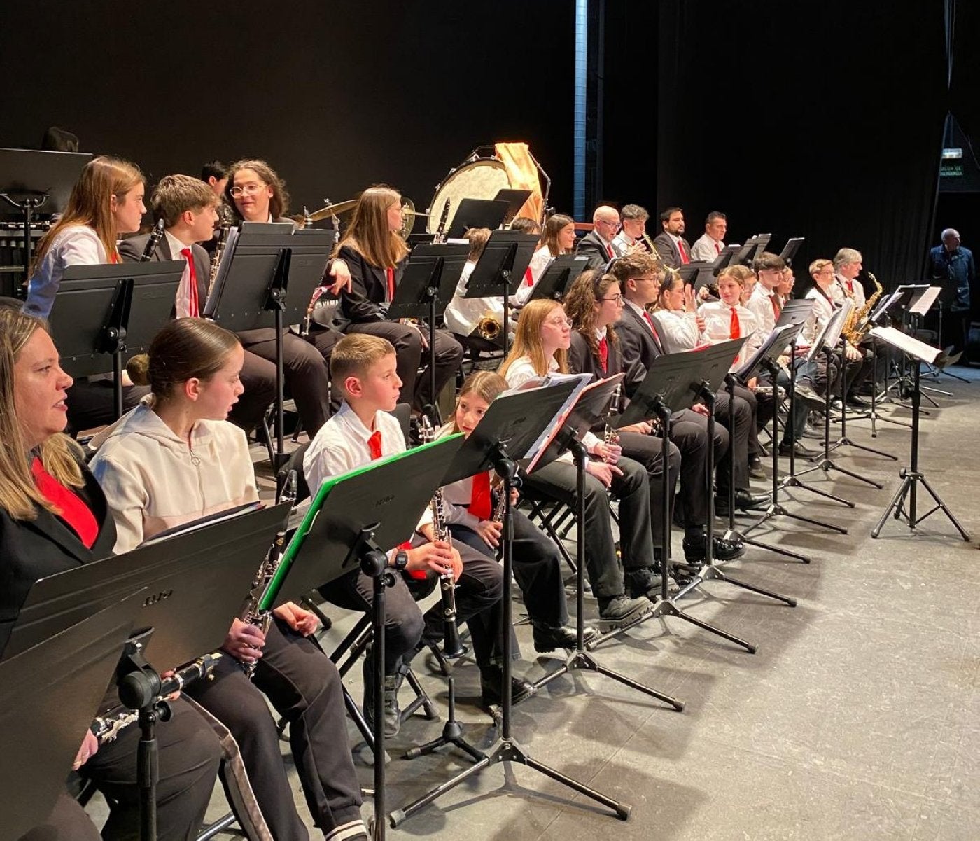 Actuación de la Escuela Municipal de Música y Artes Escénicas Maestro Arroyo en el teatro Ideal.