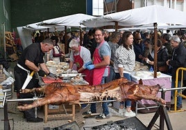 El cerdo asado fue una de las principales atracciones de la I Feria de Productos de Calidad, ayer en Rincón de Soto.