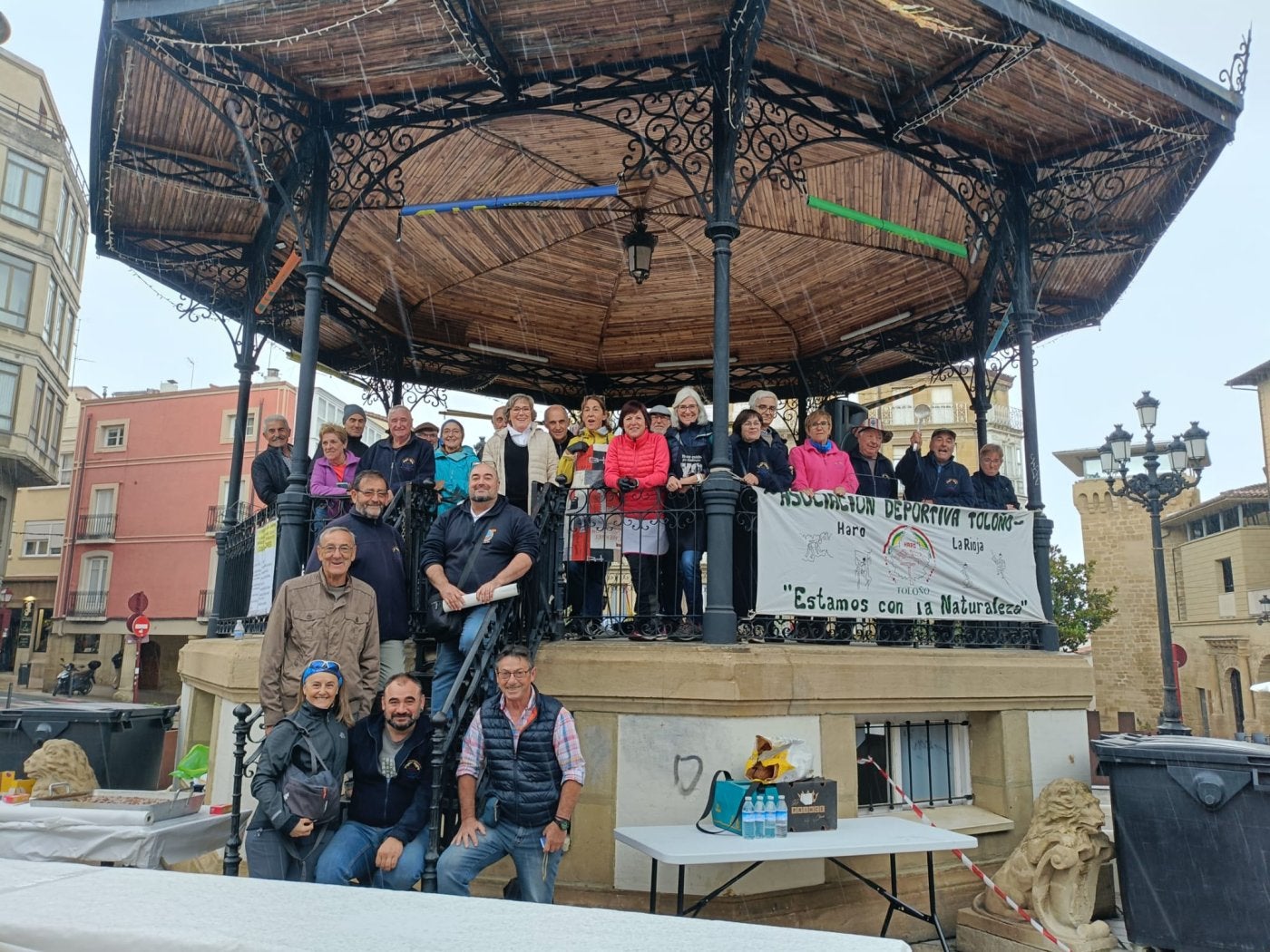 Representantes de la AD Toloño, recolectores de la muestra.