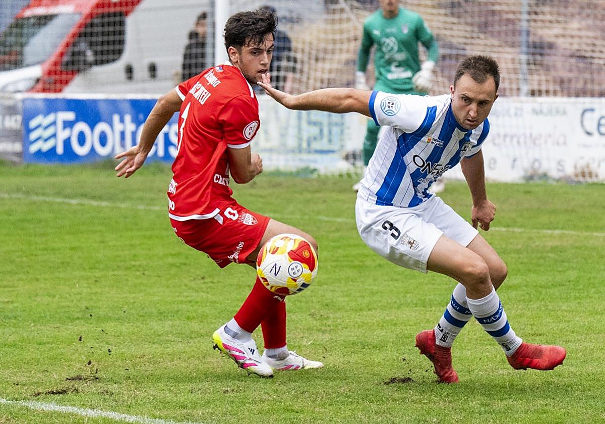 Miguel Martínez se gira para hacerse con el balón ante el Utebo.