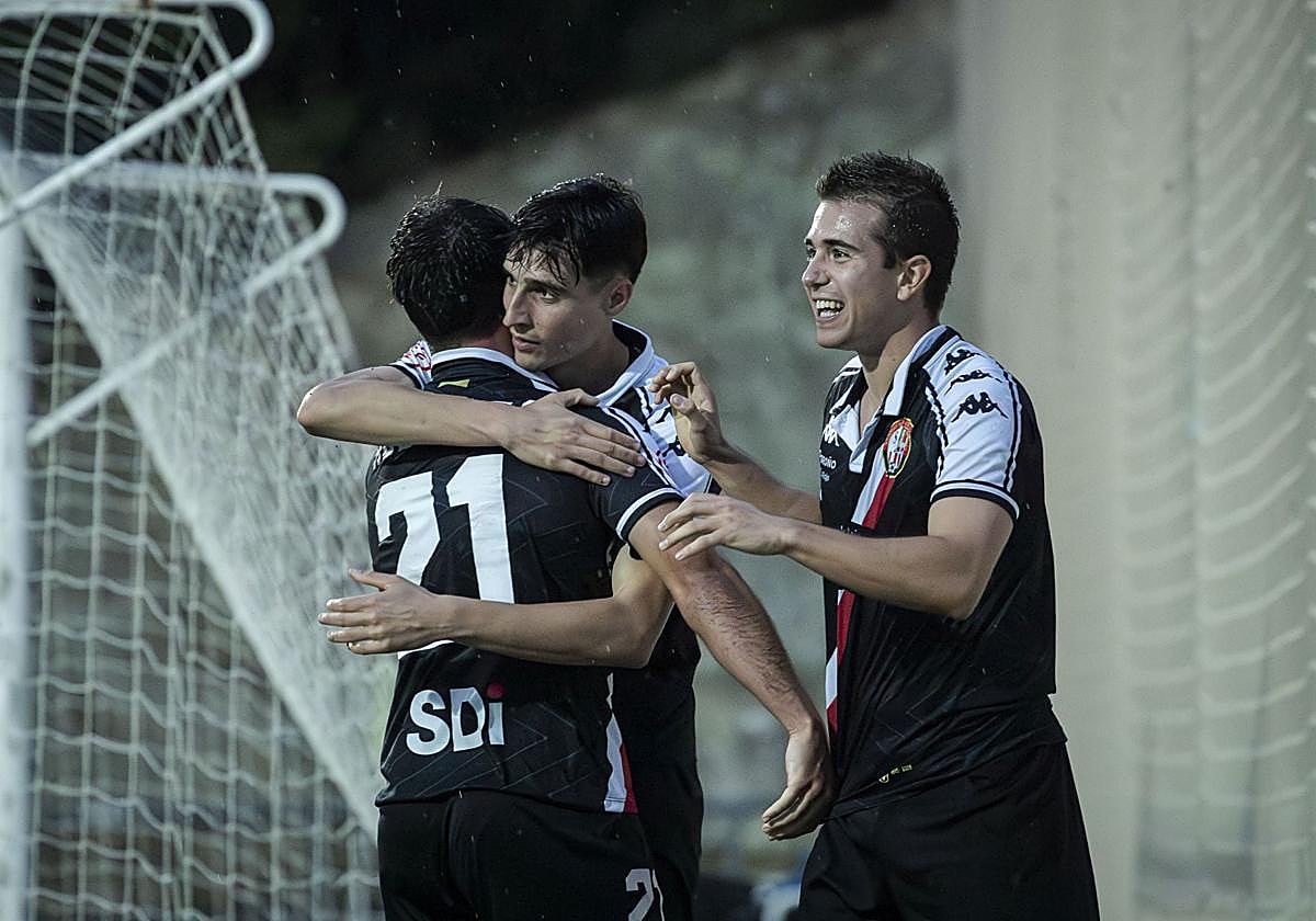 El goleador David Sánchez abraza a Pablo Aguinaga.