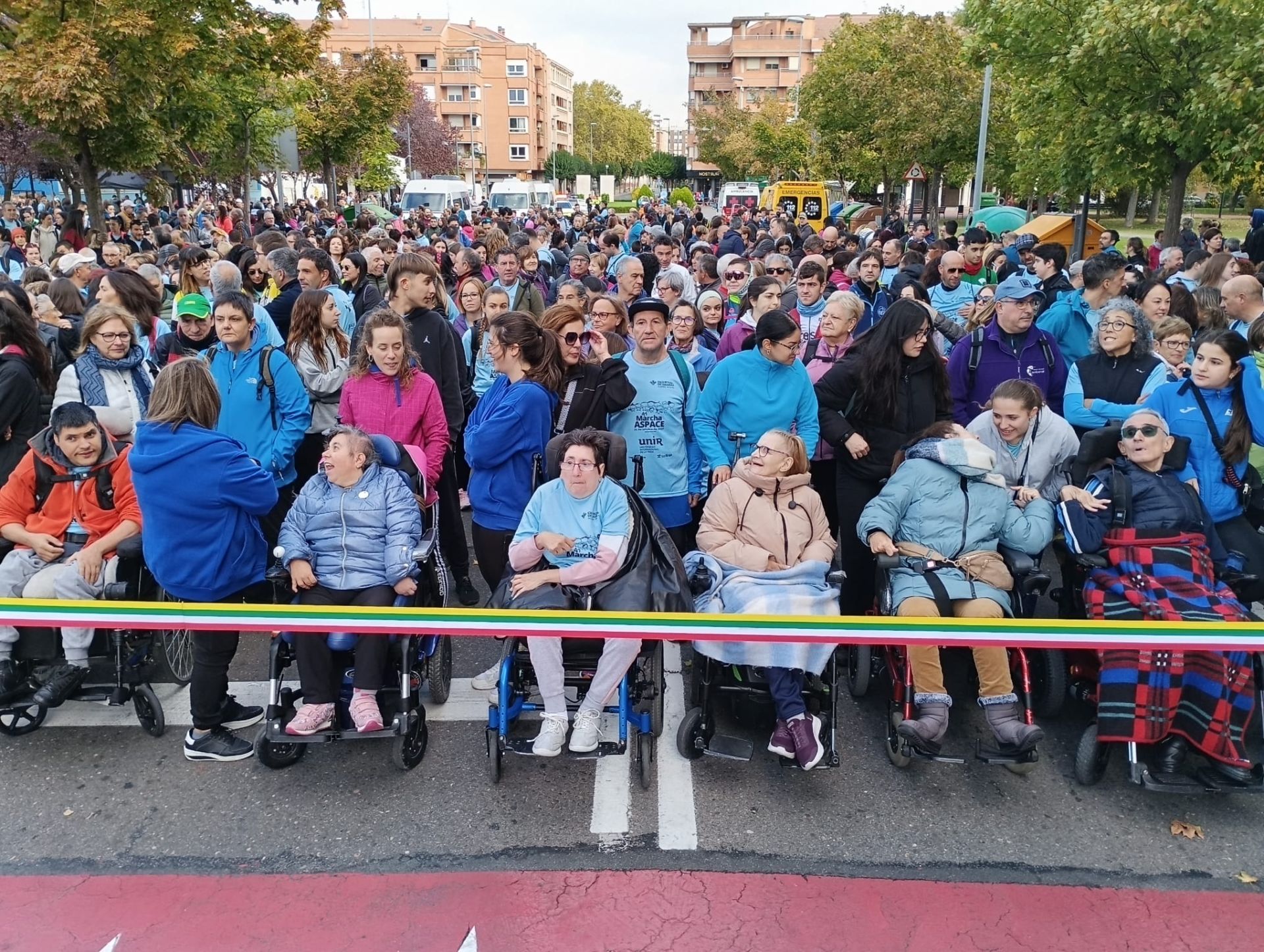 Los marchosos, antes del corte de la cinta en República Argentina, junto al polideportivo de Las Gaunas.