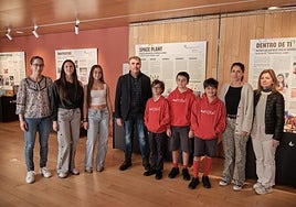 Carlos Fuentes con alumnos del IES Comercio y de Maristas participantes en la exposición y sus profesoras.
