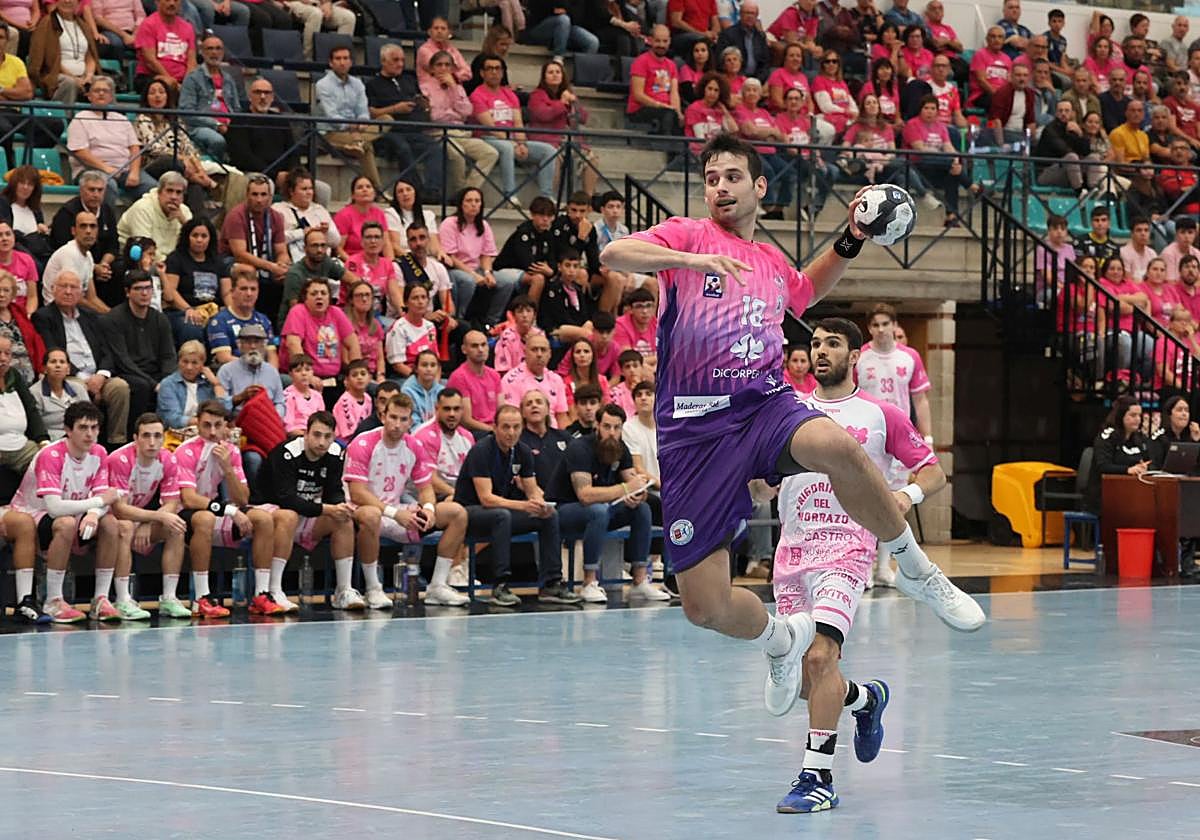 Álvaro Martínez anota uno de los seis goles marcados con el Dicorpebal.