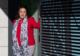 Esperanza García posa junto a una de las sedes en Logroño de ARPA Autismo Rioja, asociación que preside.