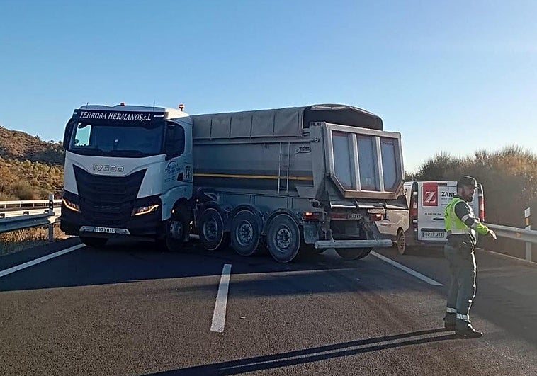 Los turismos pasan poco a poco por el espacio que deja el camión en la cuneta