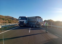 Los turismos pasan poco a poco por el espacio que deja el camión en la cuneta