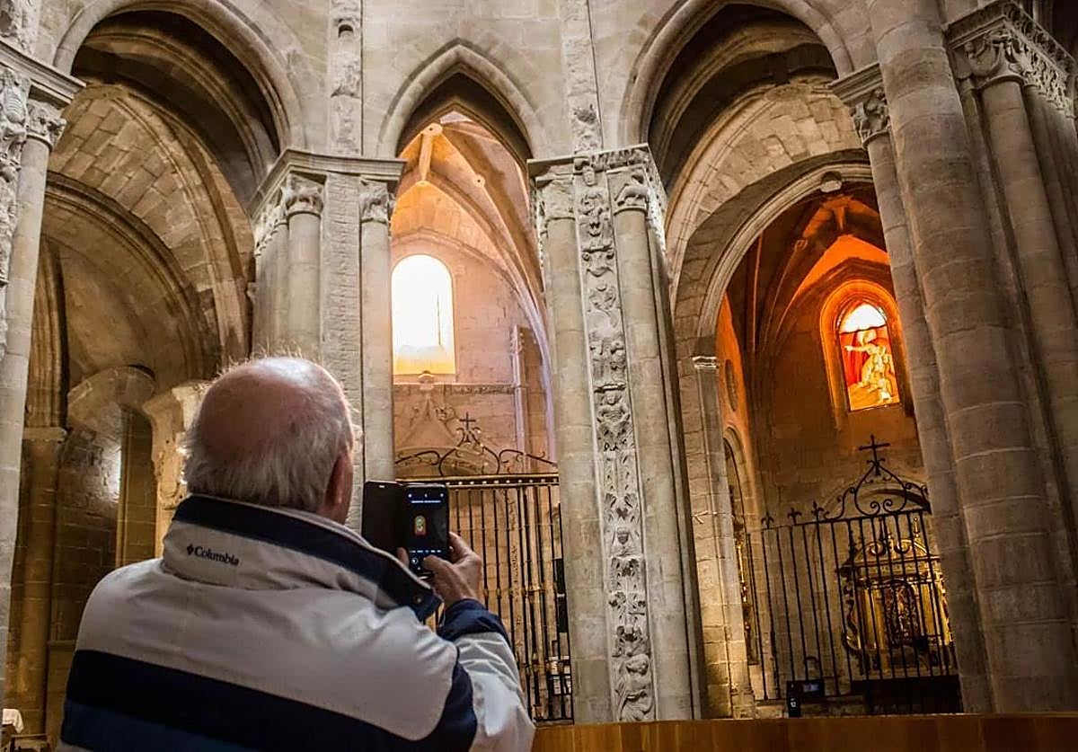 Algunas de las vidrieras, con motivos alusivos al éxodo, en la catedral de Santo Domingo de la Calzada.