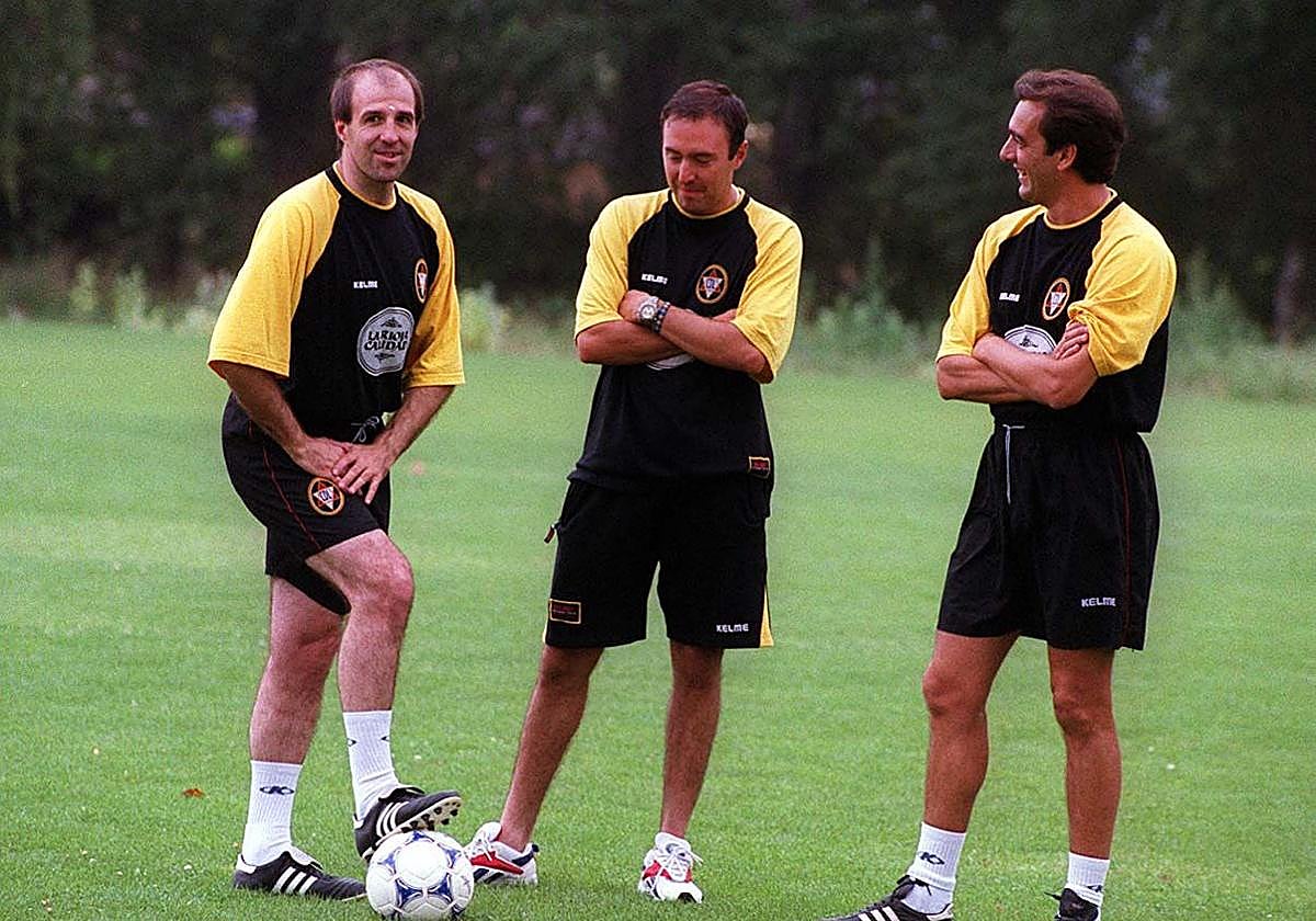 Ochotorena, a la izquierda, durante un entrenamiento del Logroñés en la temporada 1999-2000.