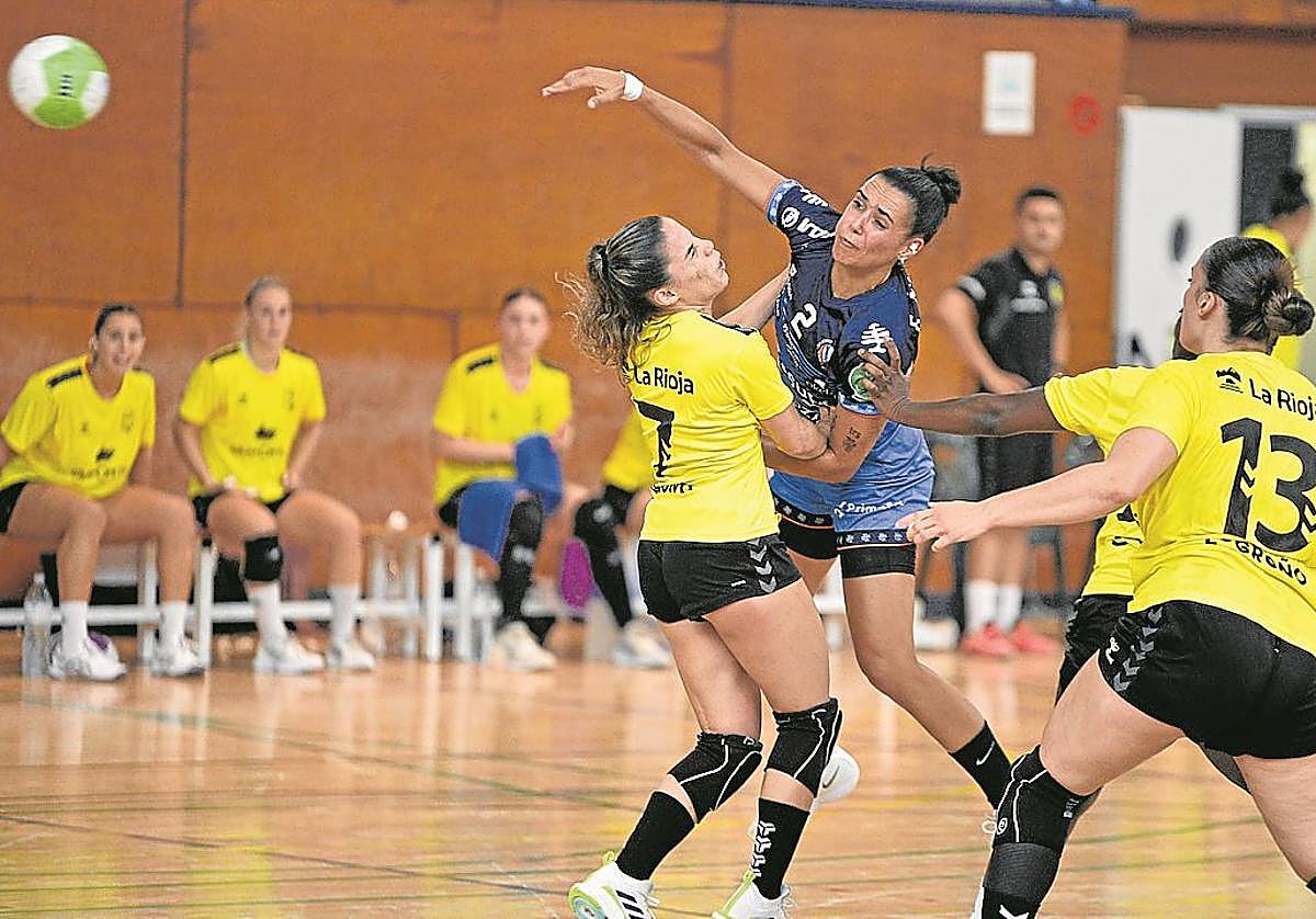 Elba Álvarez lanza por encima de Fernanda Insfrán durante el pasado Torneo de Eguía.