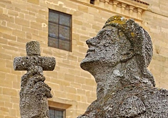 Monumento al peregrino ubicado en la plaza San Francisco.