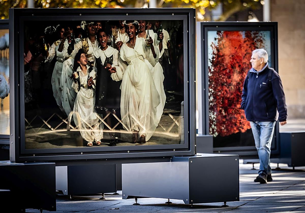 En primer término y centrada en el color blanco, imagen de una novia bailando con sus invitados en Skopie, en Macedonia.