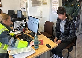 El detenido presta declaración en el cuartel.