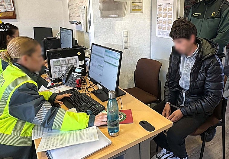 El detenido presta declaración en el cuartel.