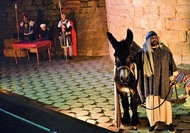 Álvaro Manzanos, alcalde de Viguera, interpreta a José durante la última representación del belén viviente de Agoncillo en el foso del castillo de Aguas Mansas.