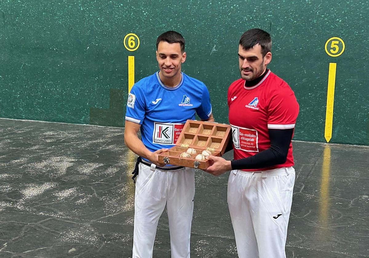 Zabala y Ezkurdia posan con las pelotas separadas para la final.