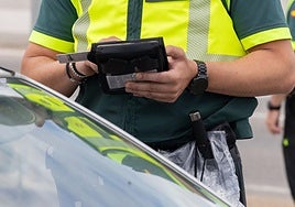 Un agente realiza en un control, en una imagen de archivo.