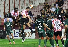 Ander Fernández se eleva para conectar un remate de cabeza.