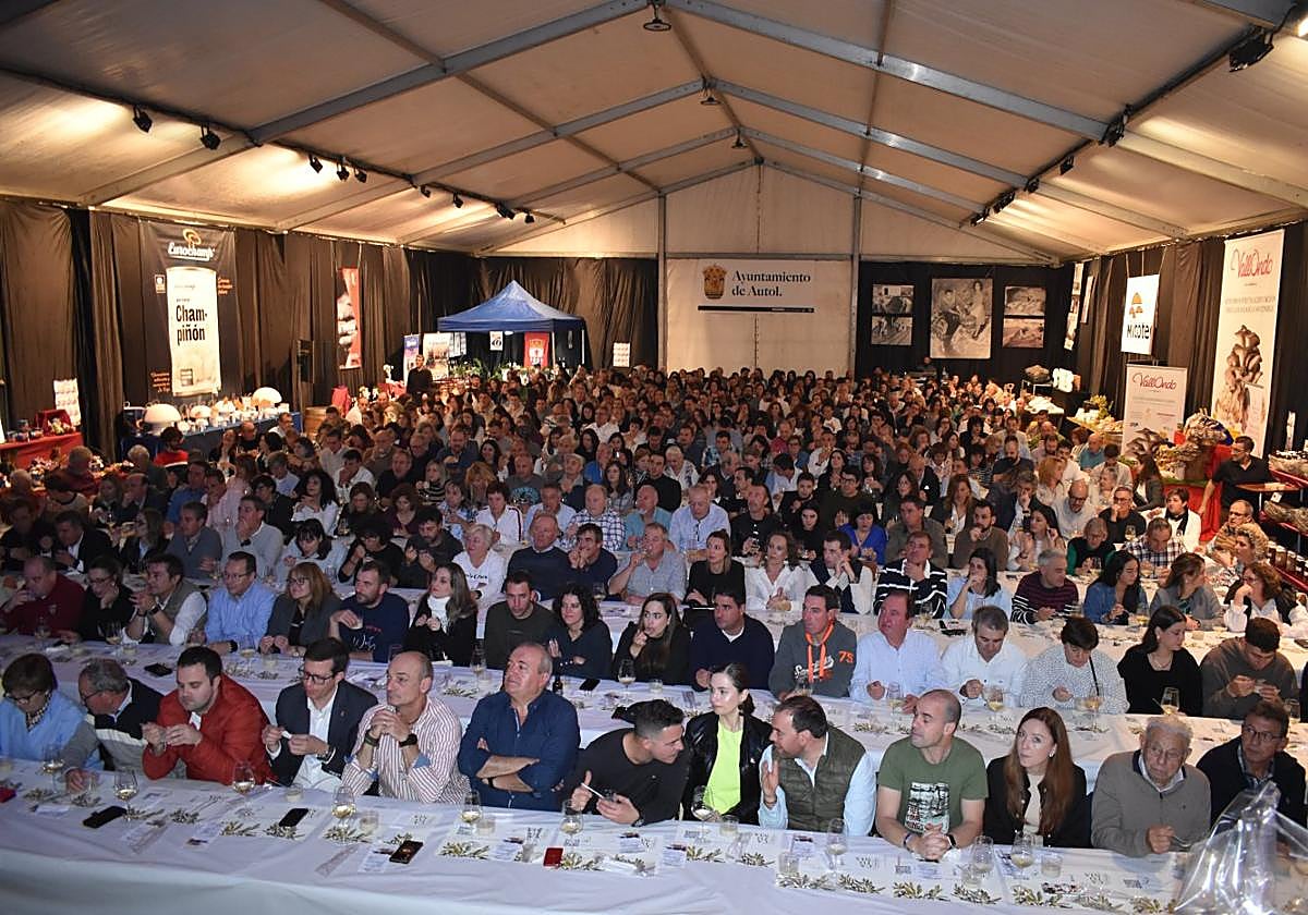 Imagen de la cata maridaje gastromusical de 2024 que cada año llena la carpa municipal en las Jornadas del Champiñon y Seta de Autol.