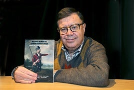Marcelino Izquierdo posa con su libro.