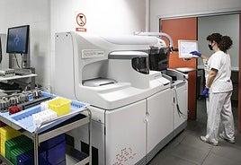 Imagen del laboratorio del Hospital San Pedro, donde pasan más de 4.000 pruebas diarias.