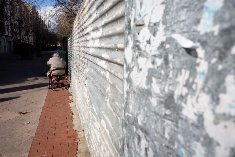 Una anciana toma el sol en su silla en Logroño