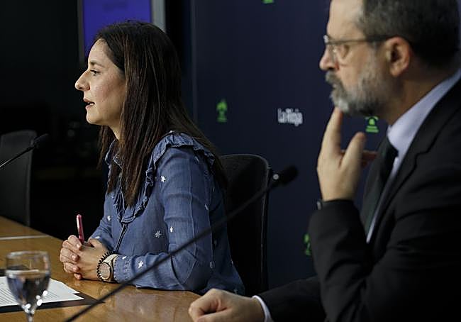 Eva Martínez Ochoa, directora general de Salud Pública, y Luis Ángel González, gerente del Seris, en su comparecencia de hoy.