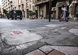 Imagen de desperfectos en la calle Doctores Castroviejo, cuya remodelación contempla un presupuesto de un millón de euros.