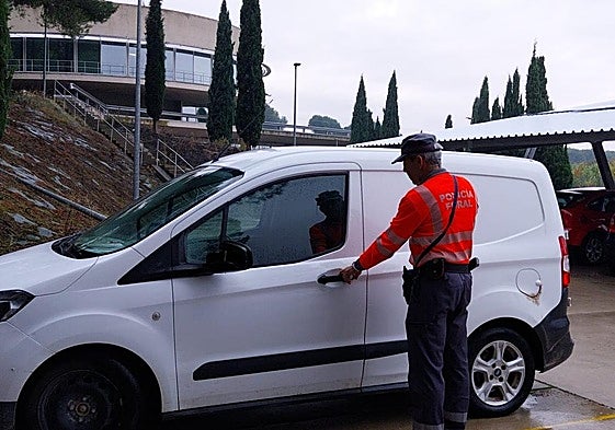 Un agente de la Policía Foral con el vehículo con el que el kamikaze se desplazó once kilómetros en dirección contraria por la A68.