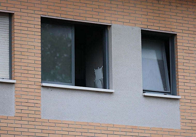 Vista desde el exterior de la habitación afectada por el fuego.