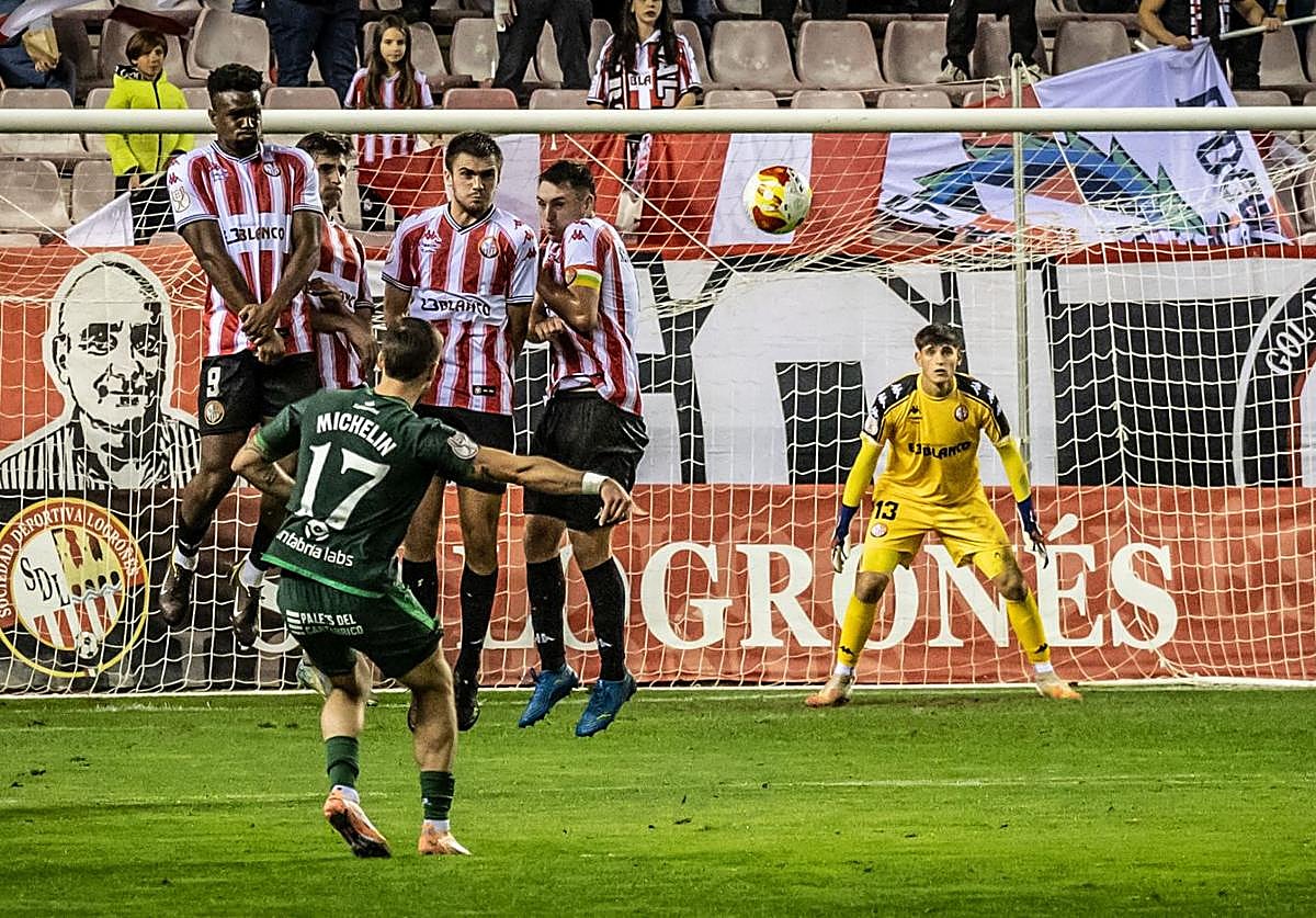 Iván Fernández, al fondo, se estrenó con la SDL.