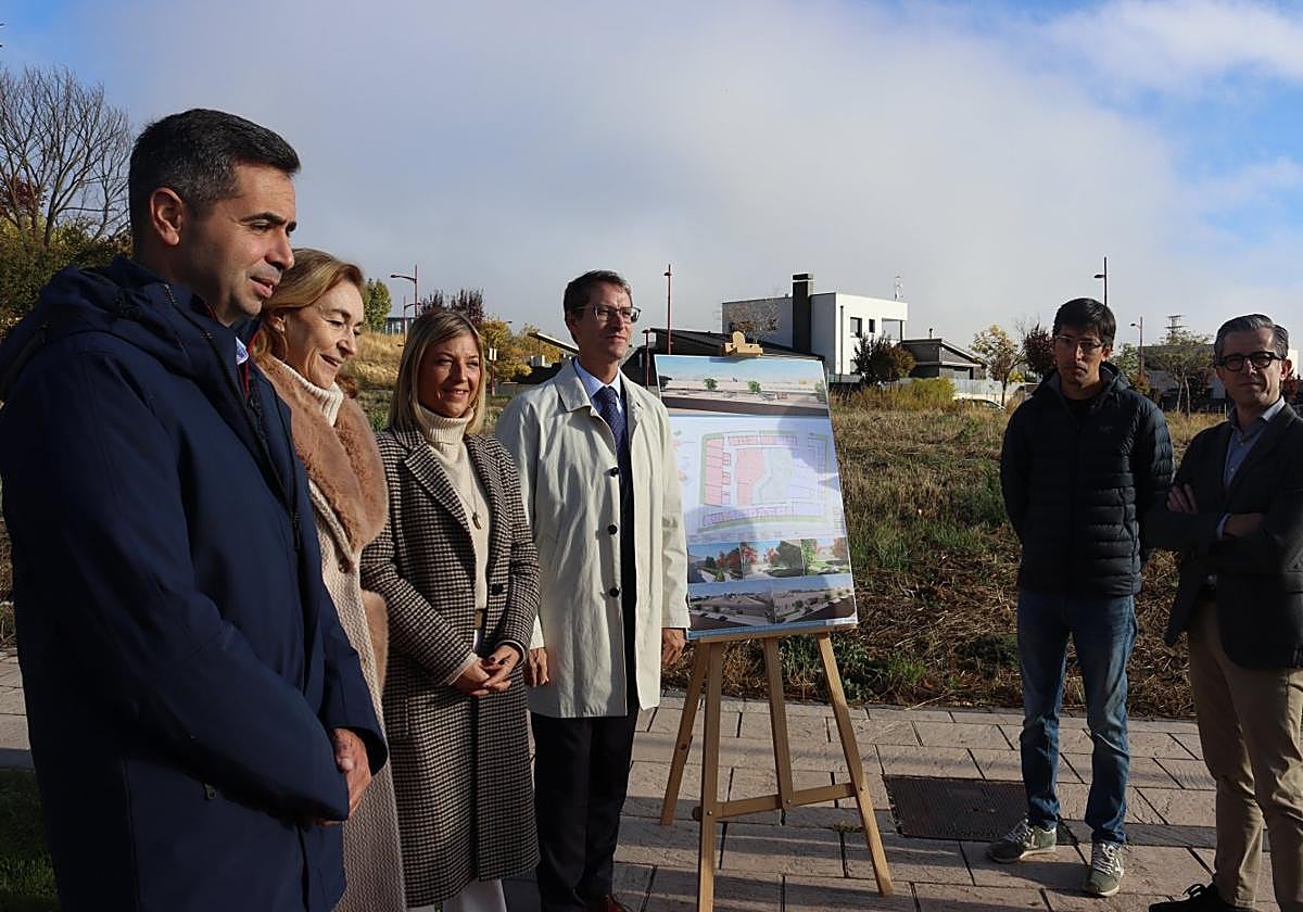 Presentación del plano junto a la parcela en la que se ubicará el futuro centro de día y de participación activa.